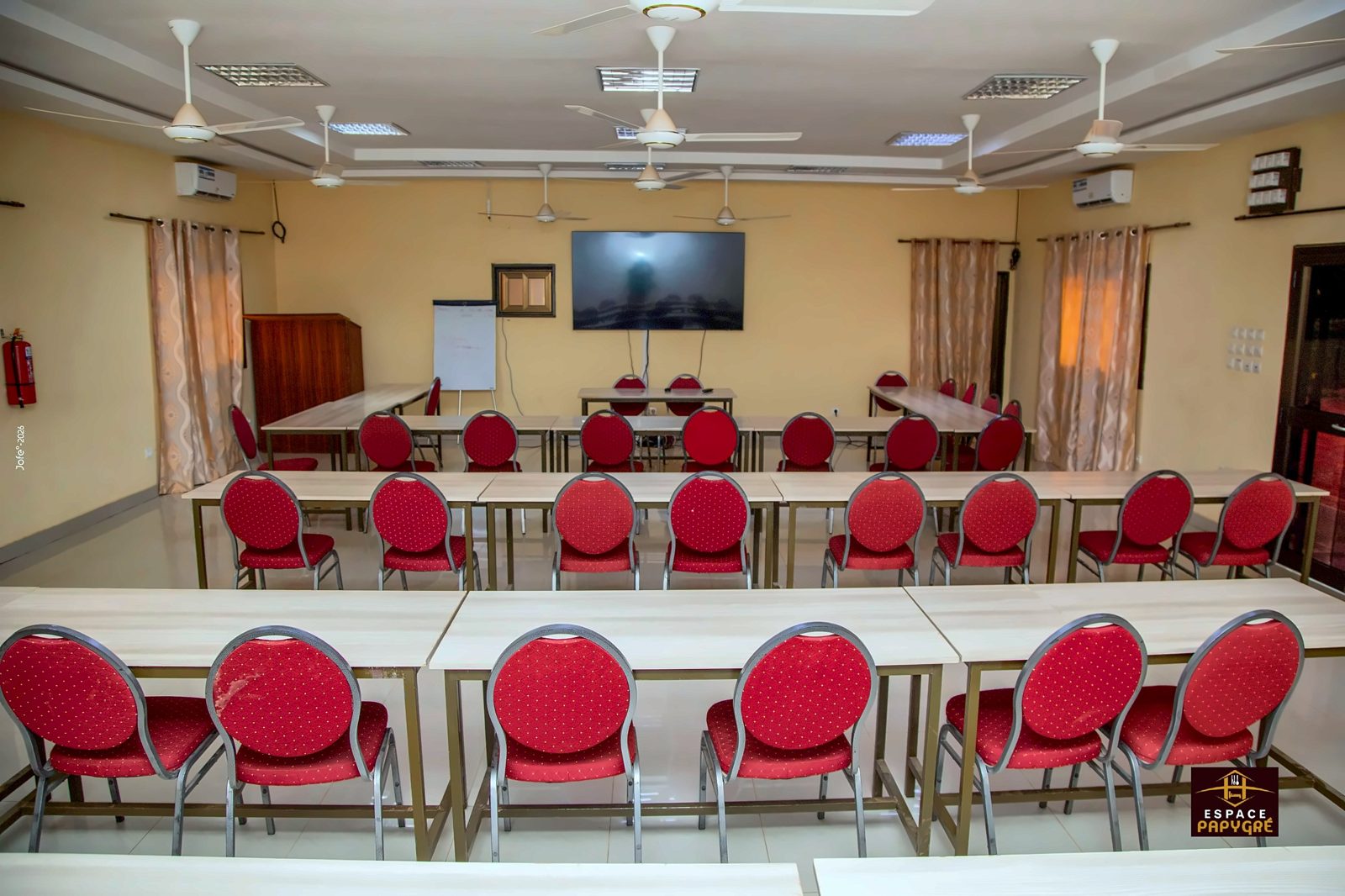 Grande salle de réunion en disposition U